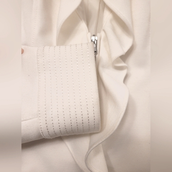 ❗️SALE❗BNWT White House Black Market Crop Off White Jacket,Ruffles Zip Front, 14 - Picture 6 of 10